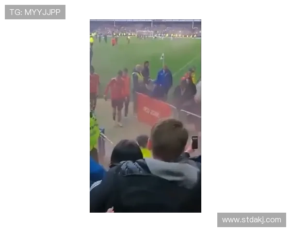 苏州队赛后打扫更衣室传递正能量 留言:保持热爱共铸苏超未来(2)